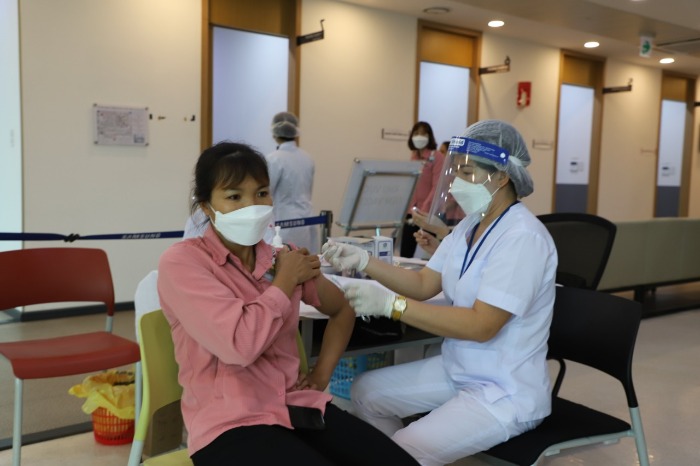 Kiểm tra điểm tiêm vắc-xin phòng COVID-19 tại Công ty TNHH Samsung Electronics Việt Nam