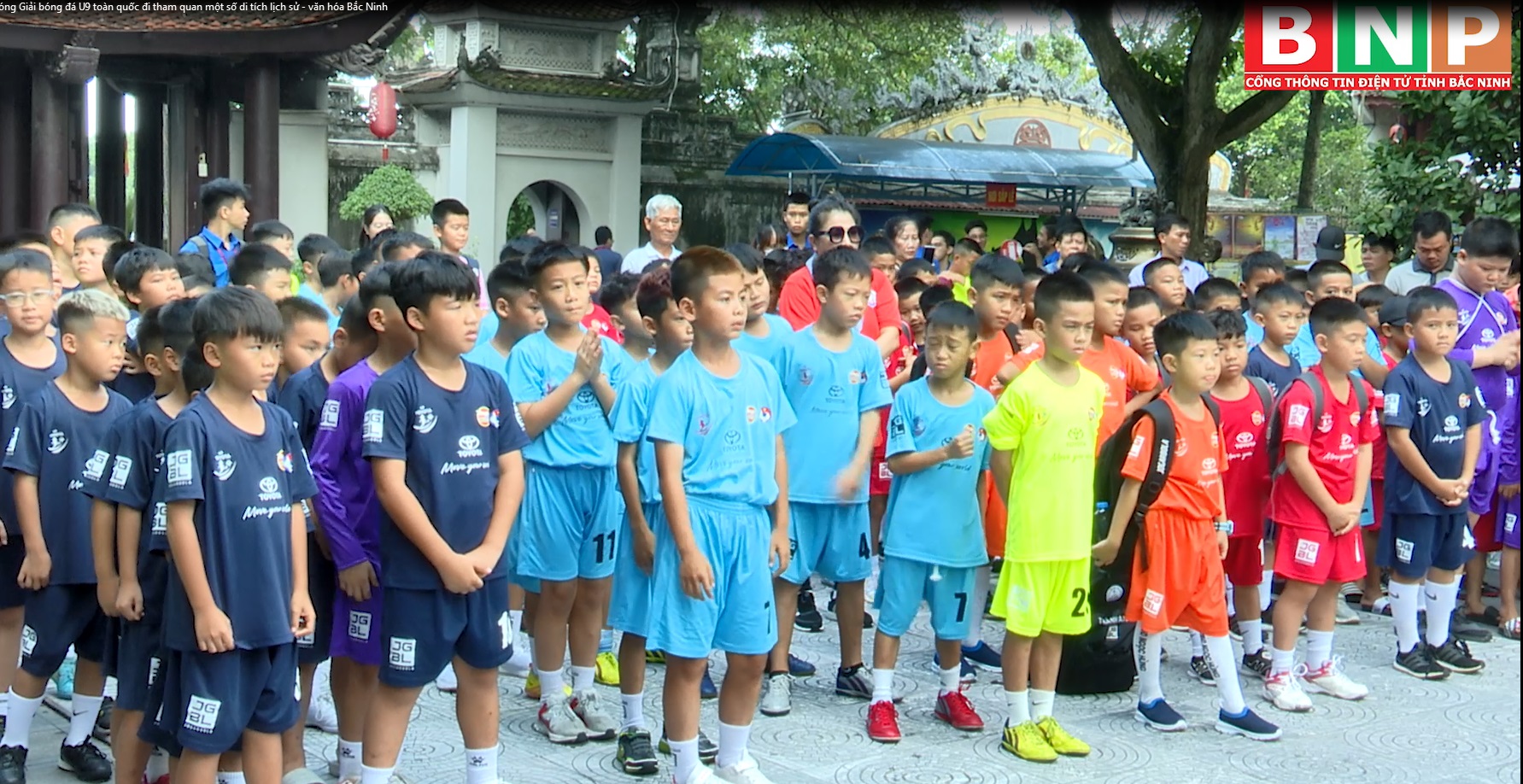 Các đội bóng Giải bóng đá U9 toàn quốc đi tham quan một số di tích lịch sử - văn hóa Bắc Ninh.mp4